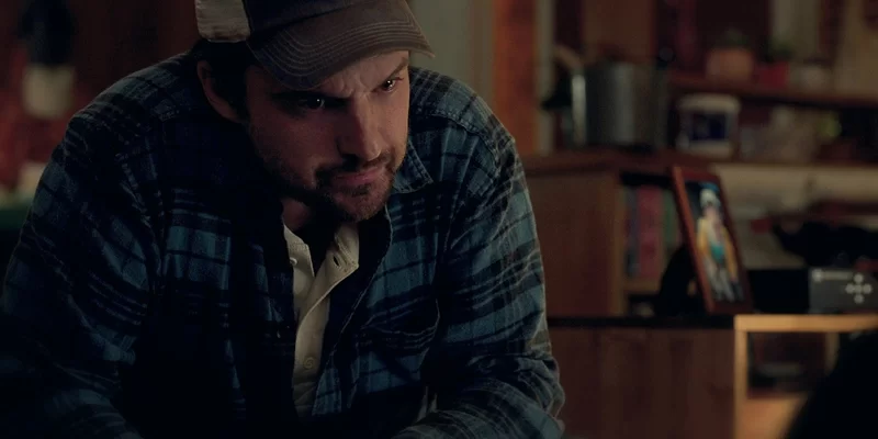 Jake Johnson como James perdió a Ollie