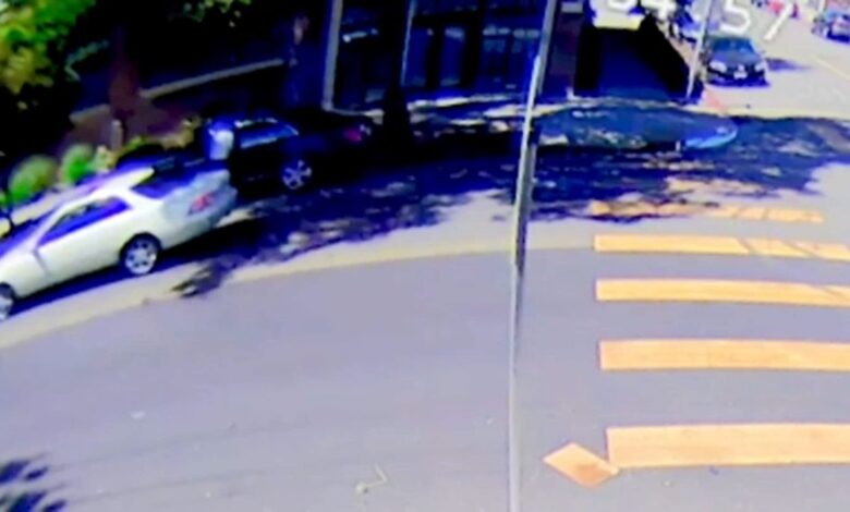 una mujer muere tras recibir tres impactos de bala durante robo en Oakland