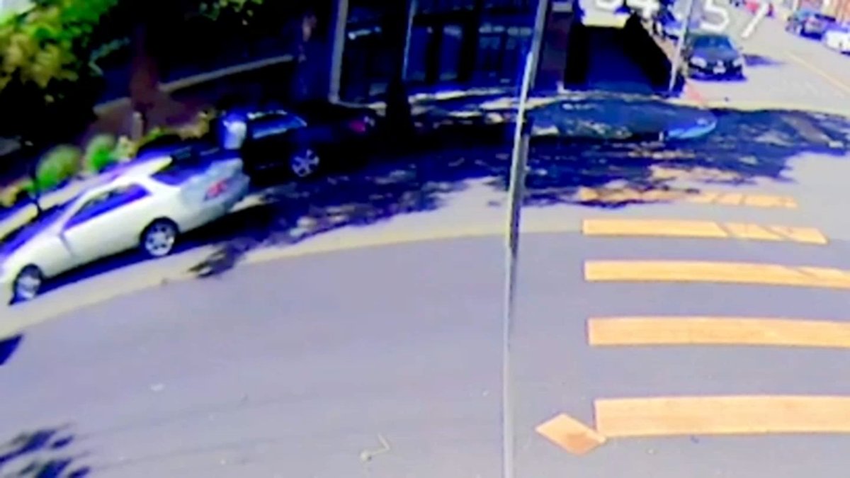 una mujer muere tras recibir tres impactos de bala durante robo en Oakland