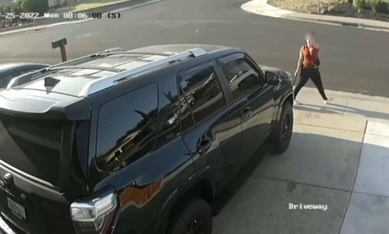 apunta un arma a casa hispana luego de que le pidieran que recogiera las heces de su perro en Pittsburg