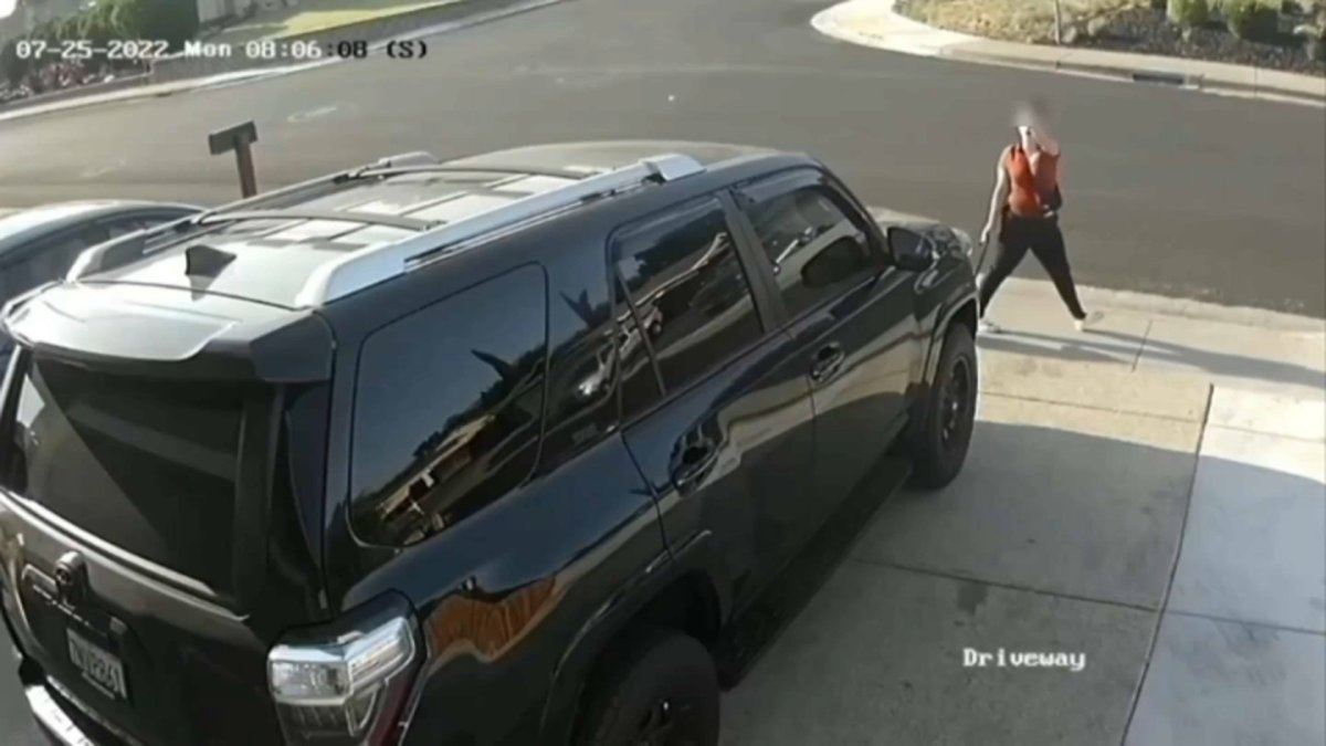 apunta un arma a casa hispana luego de que le pidieran que recogiera las heces de su perro en Pittsburg