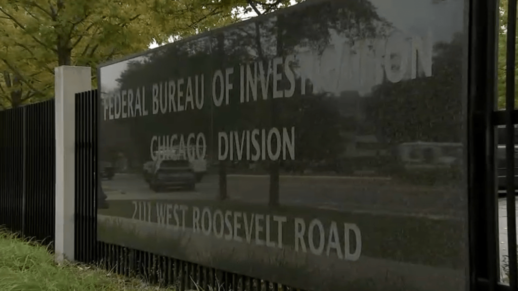 Detienen a hombre que saltó cerca afuera de las oficinas del FBI en Chicago