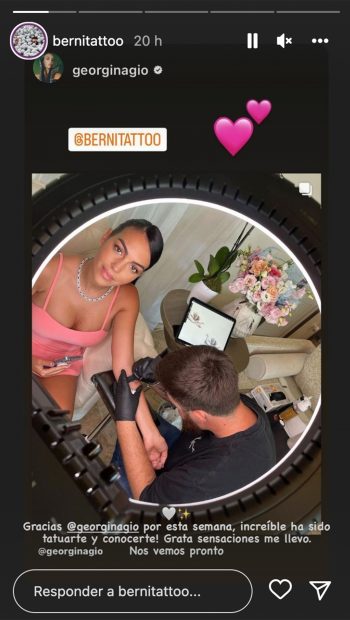 Georgina Rodríguez tatuándose / Instagram