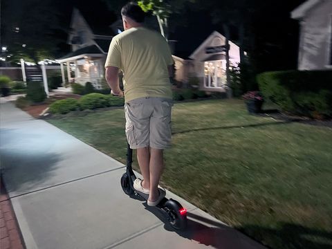 montando turboant x7 max scooter en la noche