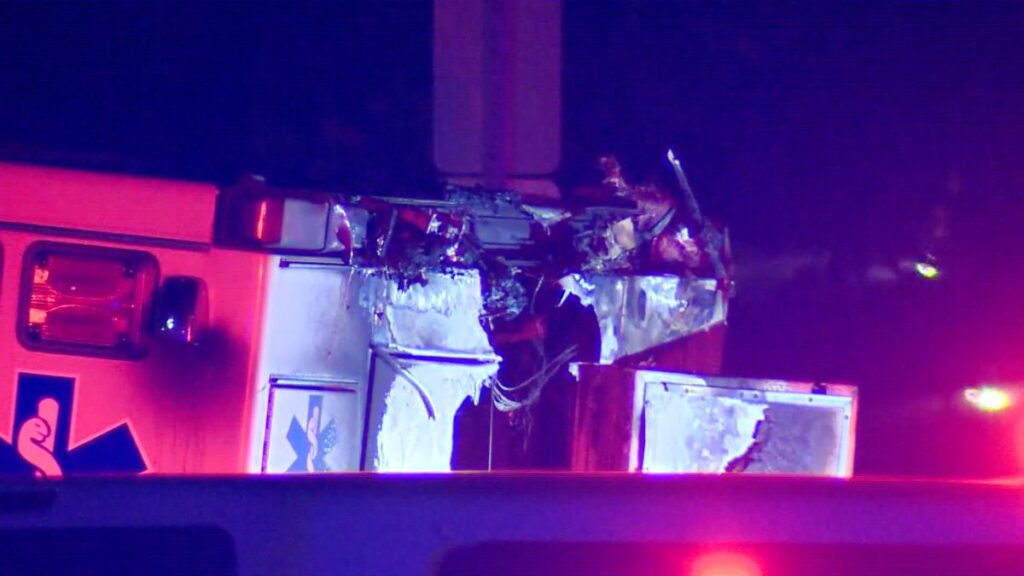 explota una ambulancia con paciente y paramédico adentro