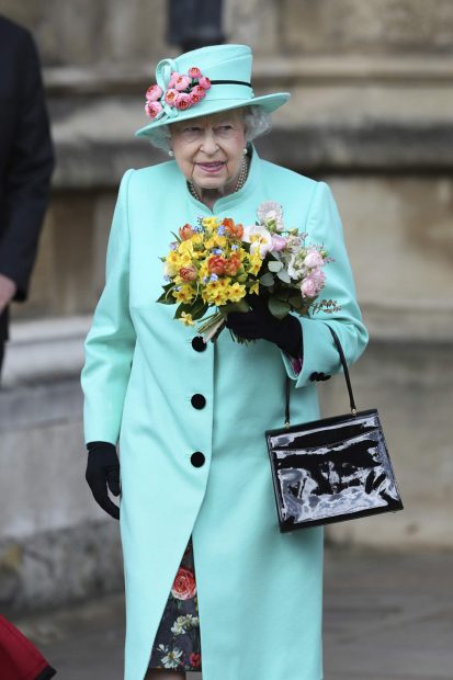 Isabel II sujetando un ramo / Gtres