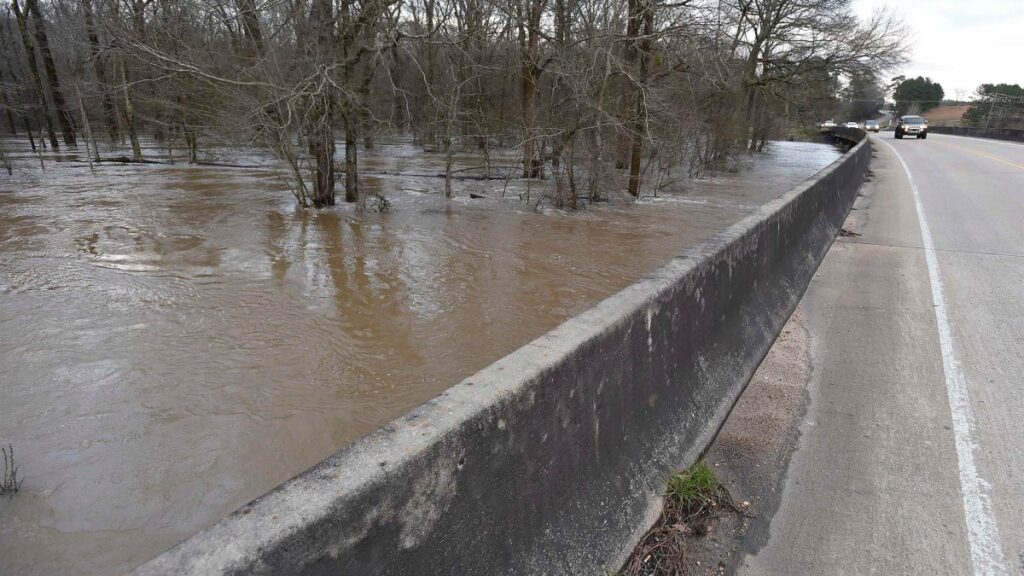 Inundaciones causan estragos en Mississippi; más de 150,000 sin agua potable