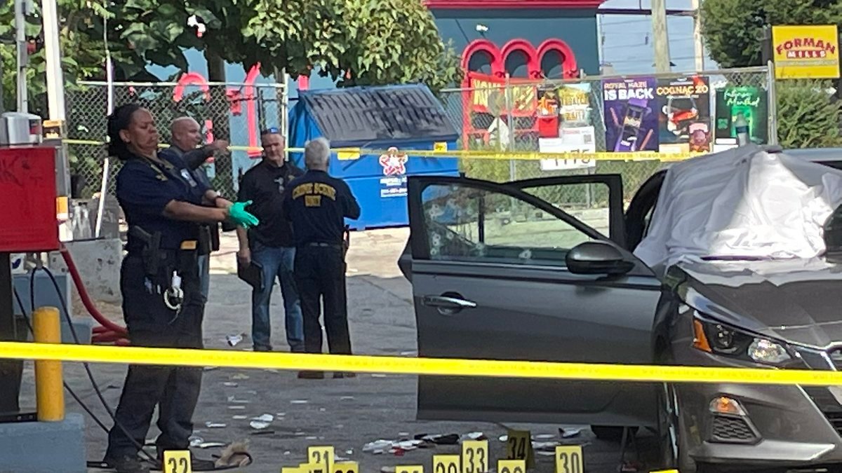 Enmascarados acribillan a padre en camino a llevar a sus hijos a la escuela en gasolinera de Broad street