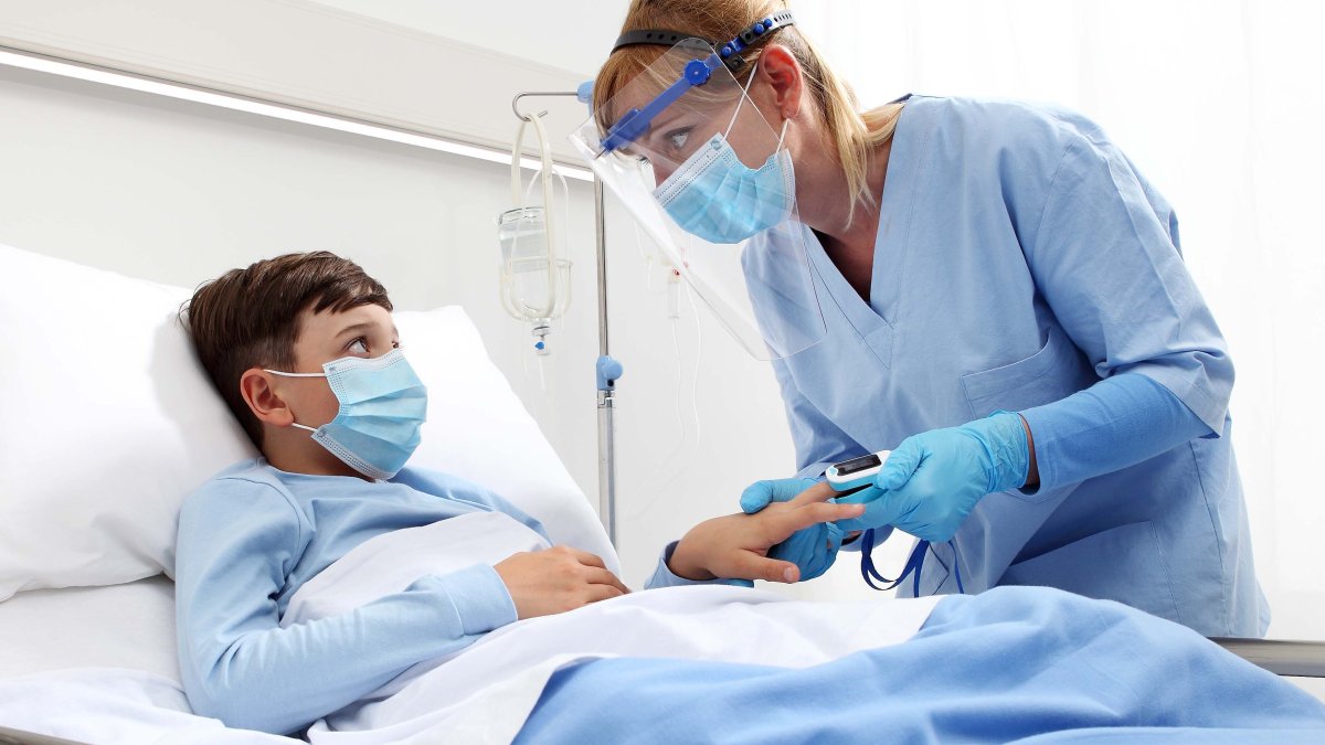 Dudas por COVID-19: ¿cuándo llevar a los niños a la sala de emergencias?