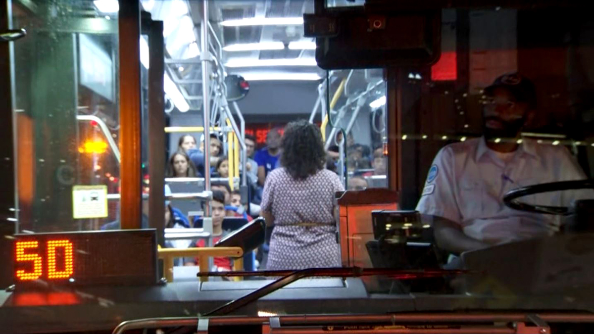 Llega primer autobús de migrantes provenientes de Texas a Chicago