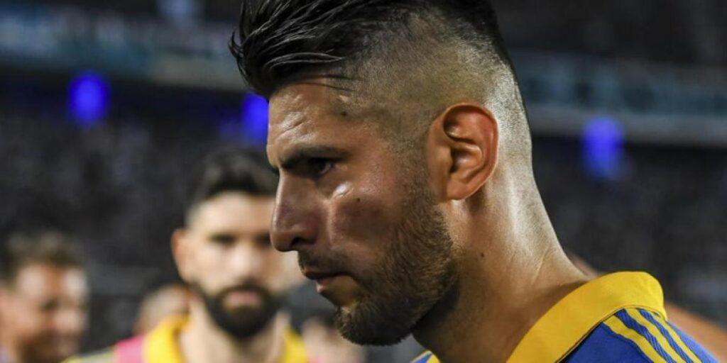 A golpes en el vestuario de Boca: ¡La policía tuvo que separar a Benedetto y Zambrano!