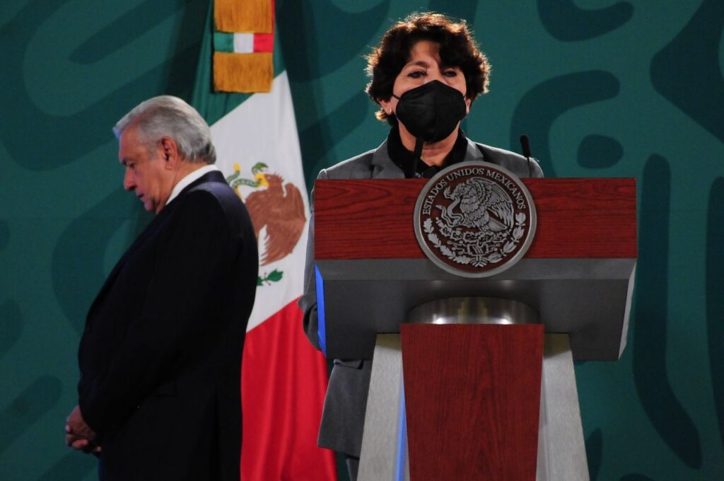 AMLO señala que Delfina Gómez "tiene que dejar ya" la SEP y adelanta que la sucederá otra mujer