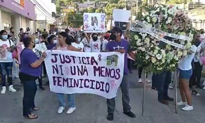 'Abigail no murió, la mataron': Colocan ofrenda en cárcel municipal de Salina Cruz y exigen justicia para Abigail Hay Urrutia