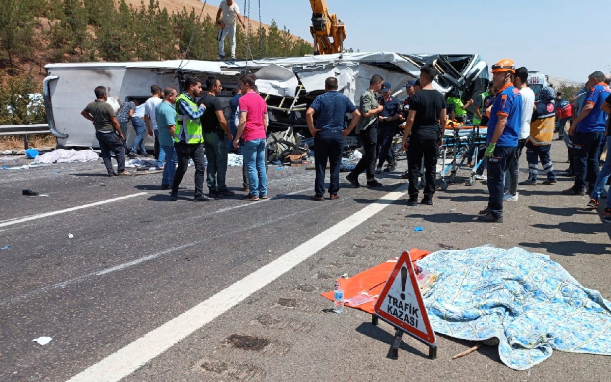 Accidente doble: 16 muertos en Turquía al estrellarse autobús contra otro percance | Video