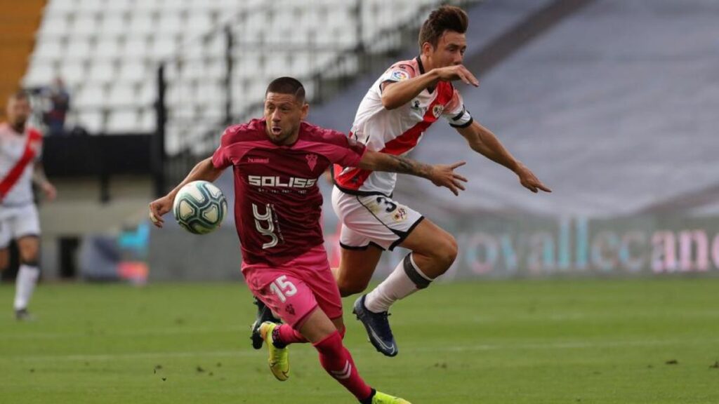 Acuña recuerda que jugar en El Sadar "es diferente"