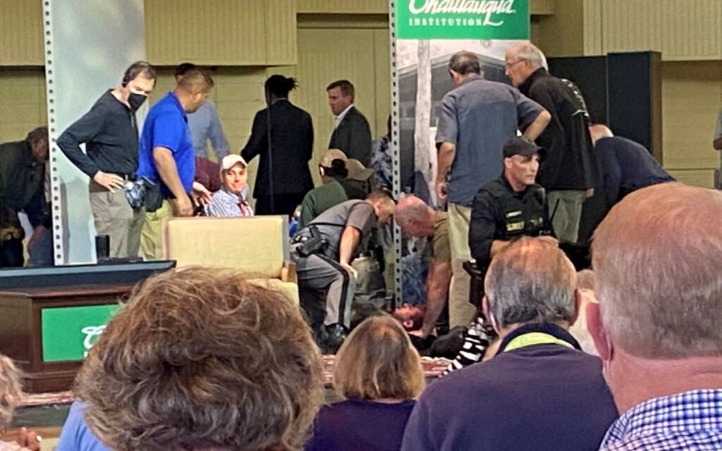 Acusan de intento de asesinato al atacante de Salman Rushdie; Hezbolá niega tener conocimiento del asalto