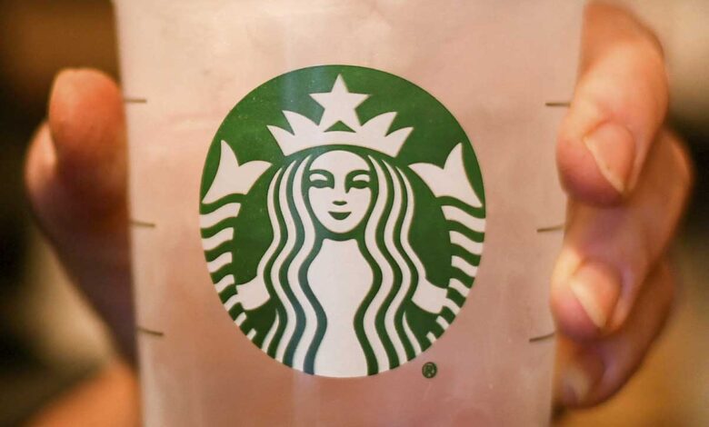 Agencia laboral de EU denuncia que Starbucks amenazó a sus empleados por organizarse en sindicatos
