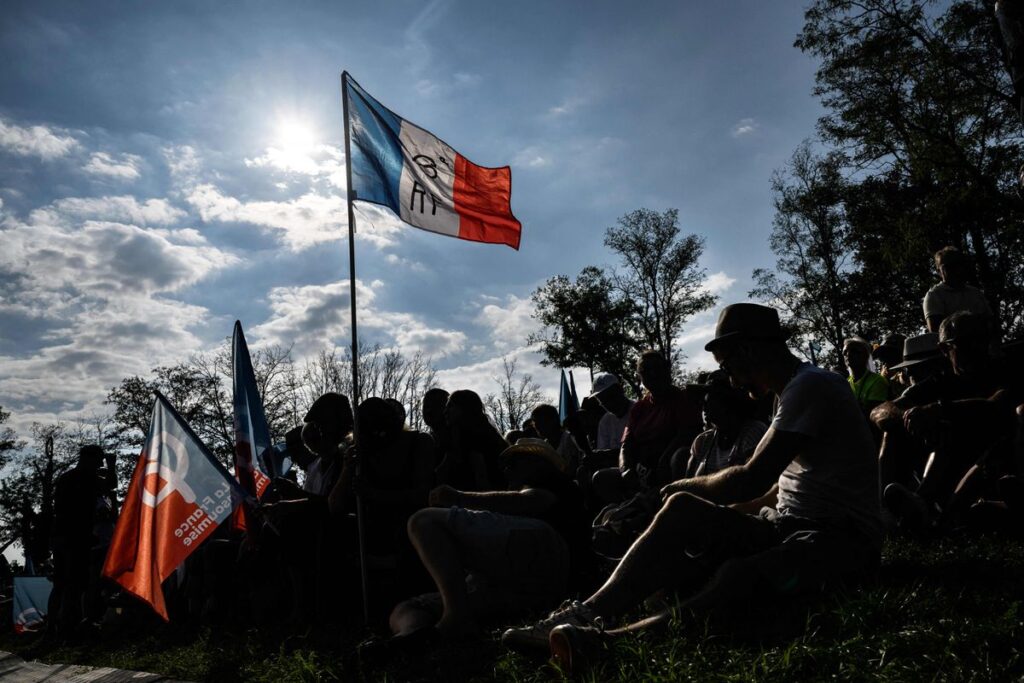 Al sol y junto a un lago, la izquierda francesa calienta motores para doblegar a Macron