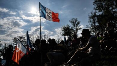 Al sol y junto a un lago, la izquierda francesa calienta motores para doblegar a Macron