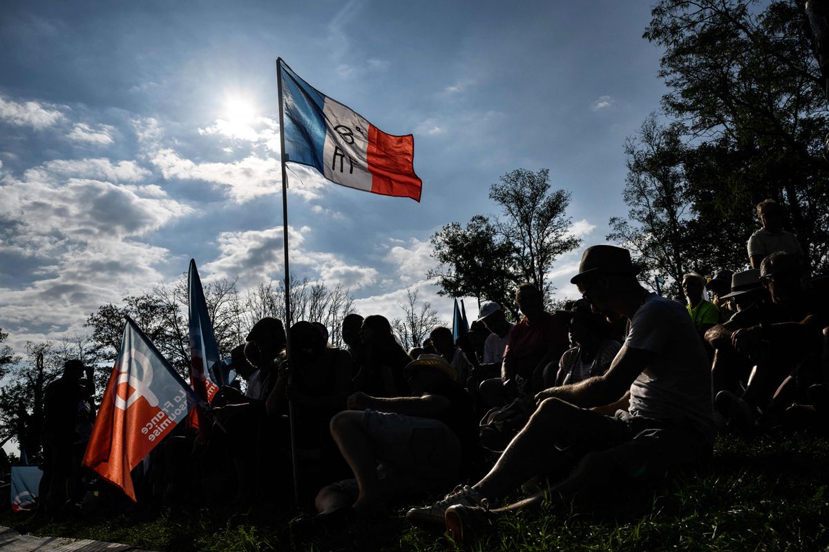 Al sol y junto a un lago, la izquierda francesa calienta motores para doblegar a Macron