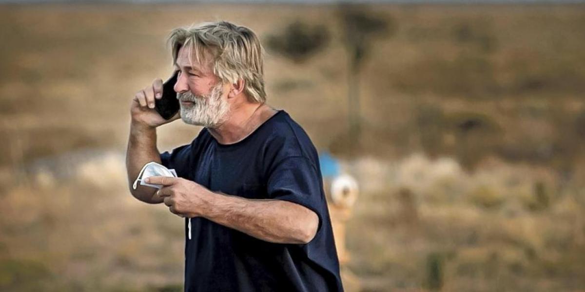 Alec Baldwin apretó el gatillo del arma que mató a Halyna Hutchins según el FBI