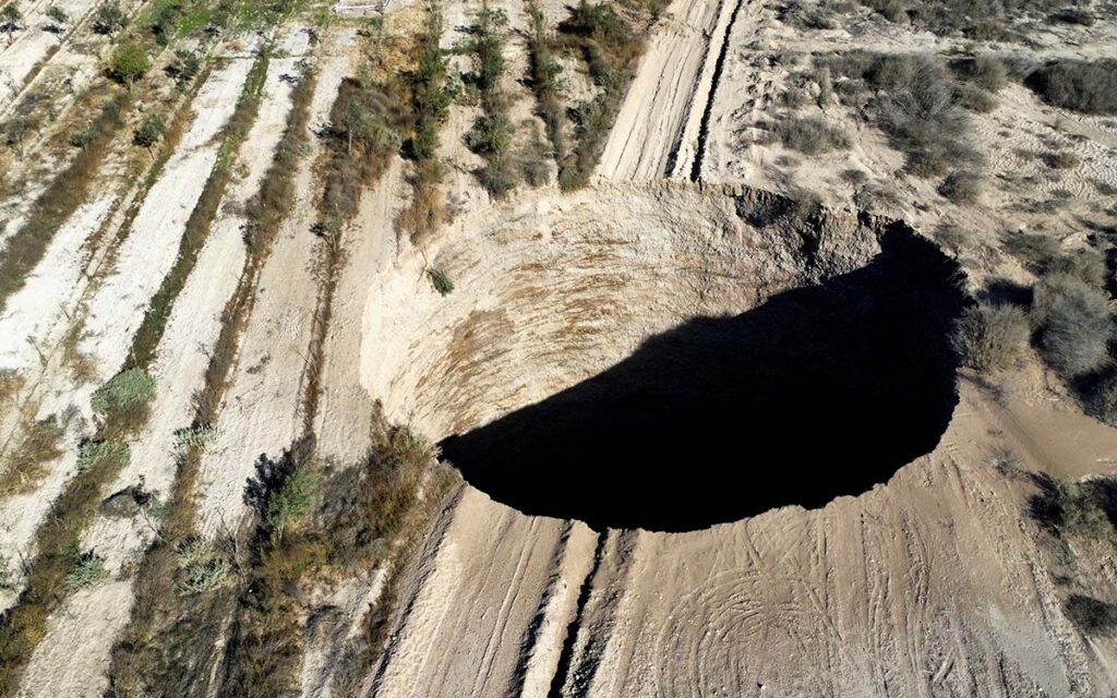 Alerta de nuevas grietas en terrenos cercanos a socavón de Chile