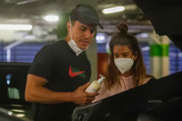 Álex González y María Pedraza comprando / Gtres