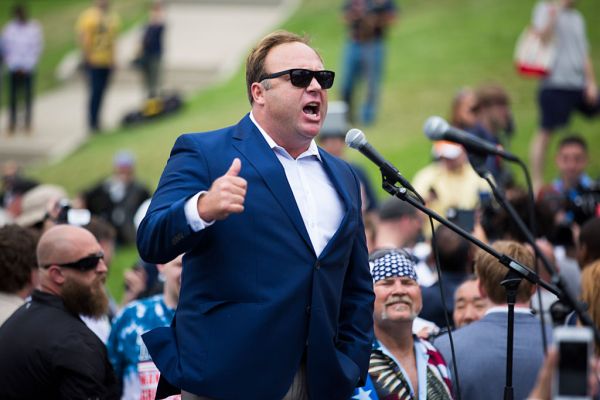Alex Jones e Infowars finalmente enfrentan la música para sembrar conspiraciones de Sandy Hook