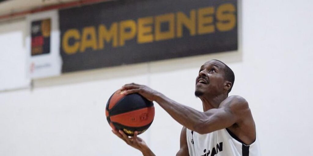 Alex Renfroe se ejercita por primera vez con sus compañeros en Granada