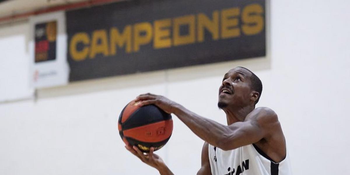 Alex Renfroe se ejercita por primera vez con sus compañeros en Granada