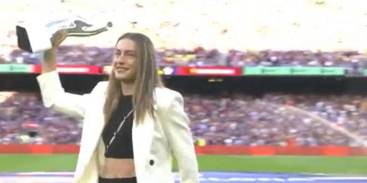 Alexia, ovacionada por el Camp Nou al dedicar el premio de nº1 de Europa