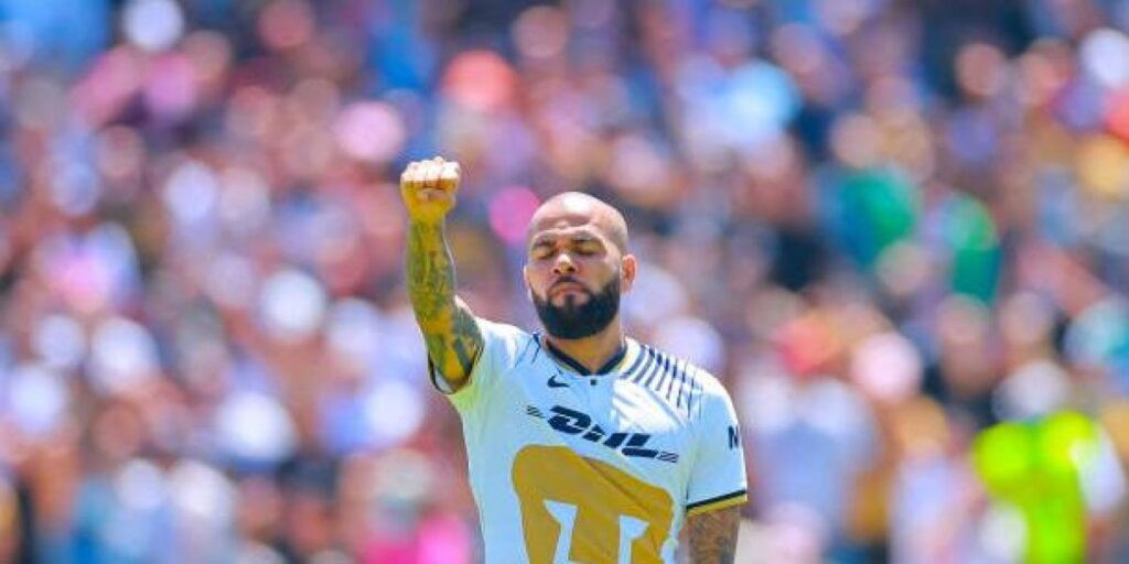 Alves llega a Barcelona con los Pumas: "No me fui por la puerta de atrás"