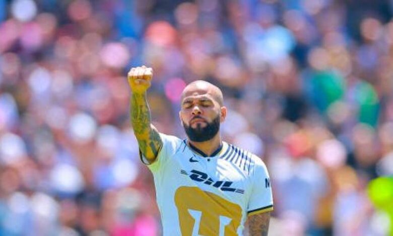 Alves llega a Barcelona con los Pumas: "No me fui por la puerta de atrás"