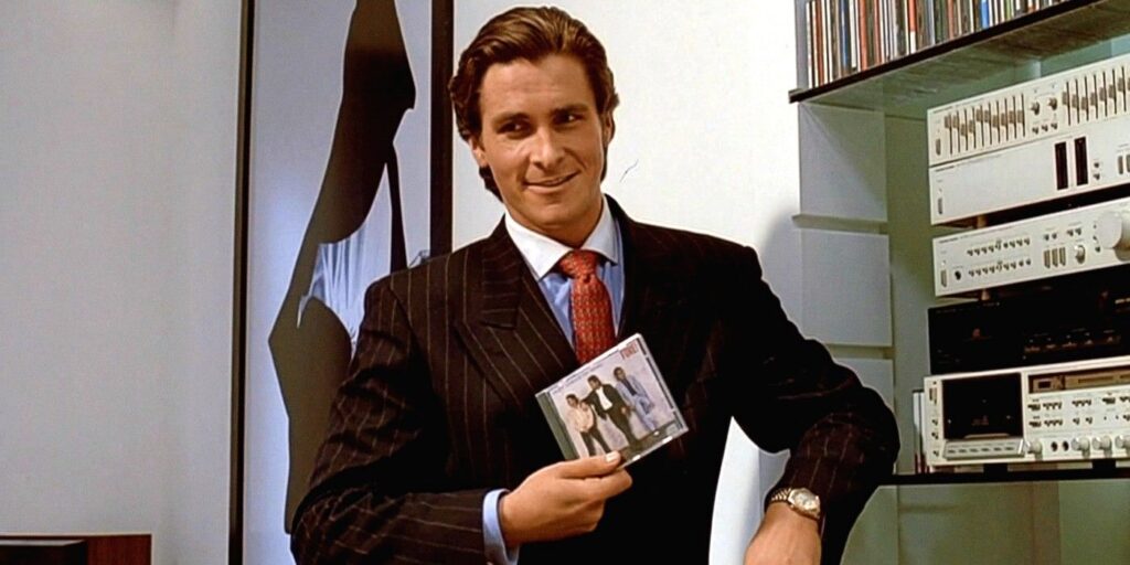 American Psycho Cosplayer arrastra el cuerpo detrás de él en un video aterradoramente preciso