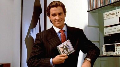 American Psycho Cosplayer arrastra el cuerpo detrás de él en un video aterradoramente preciso
