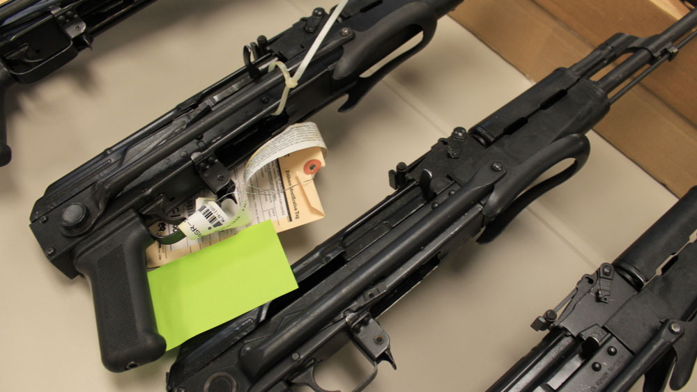 Arrestan a sospechoso de ataques carreteros con un arsenal y más de 2,000 balas