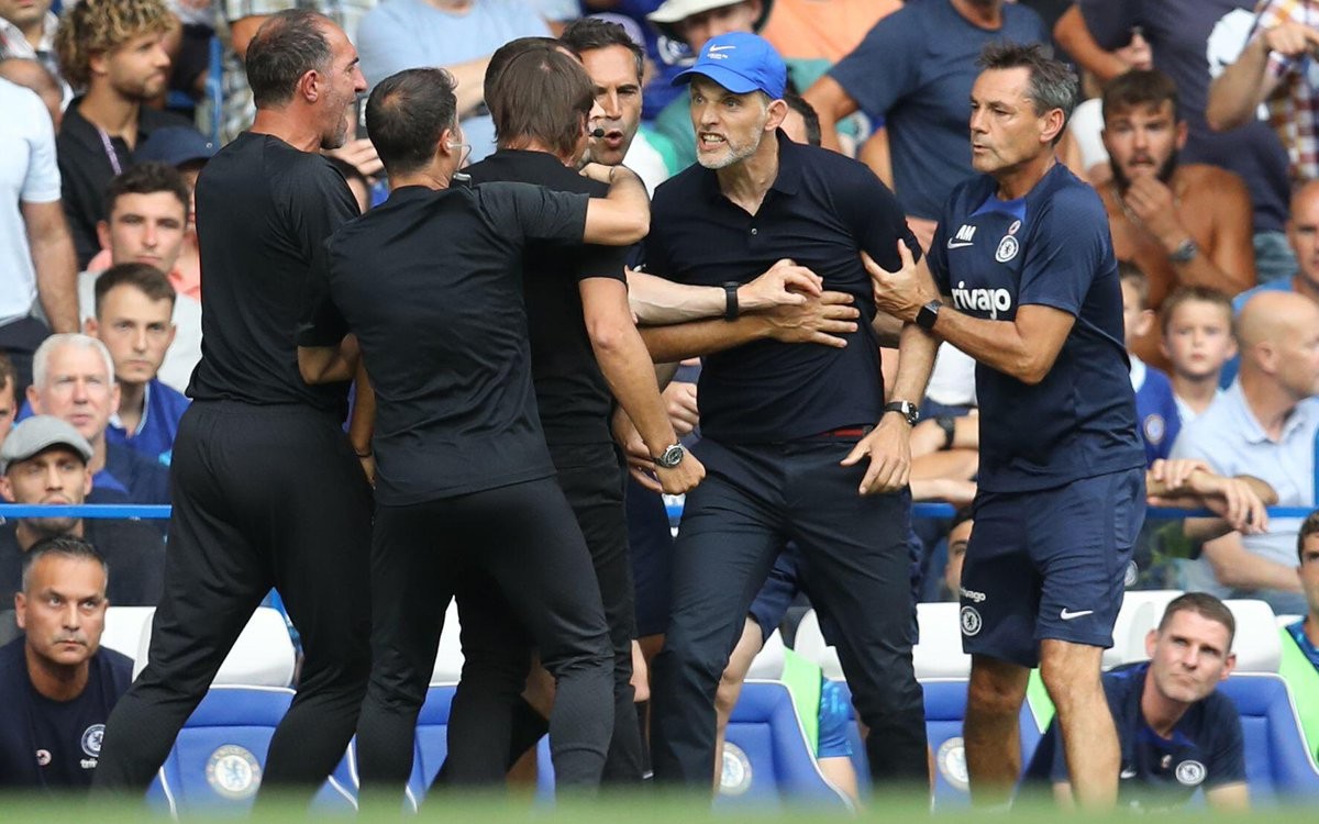 Así de calientes terminaron Conte y Tuchel el Derby de Londres | Video