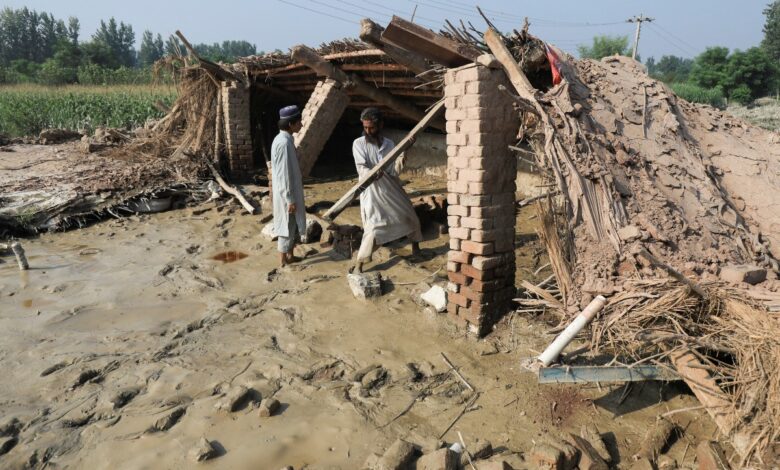 Ayuda mundial comienza a llegar a Pakistán; catastróficas inundaciones abruman al país