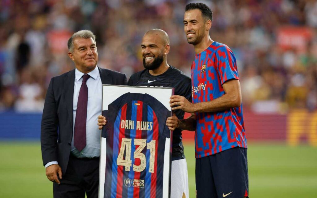 Barcelona homenajea a Dani Alves... 'una vez culé siempre culé'
