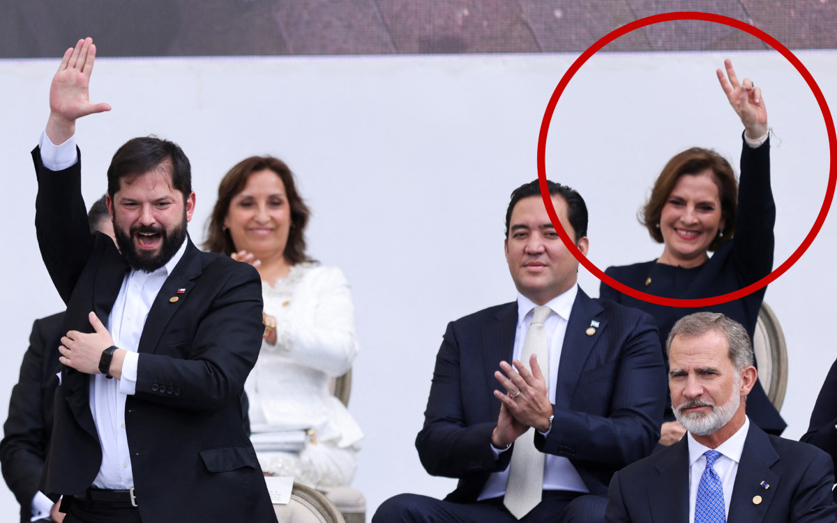 Beatriz Gutiérrez y Ebrard asisten a la toma de posesión de Petro en Colombia