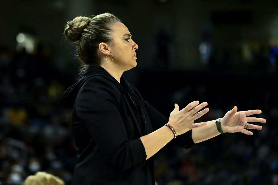 Becky Hammon, entrenadora y exestrella del basquetbol en Rusia, insta a Putin a liberar a Brittney Griner