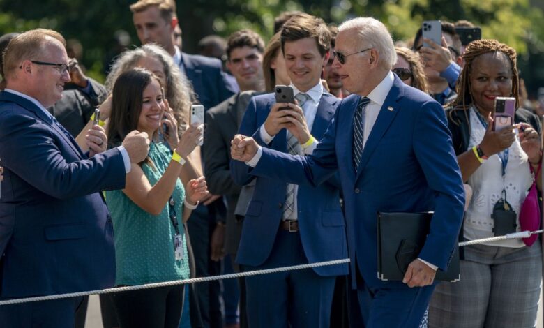 Biden anuncia la condonación parcial de la deuda universitaria en un guiño a los votantes jóvenes