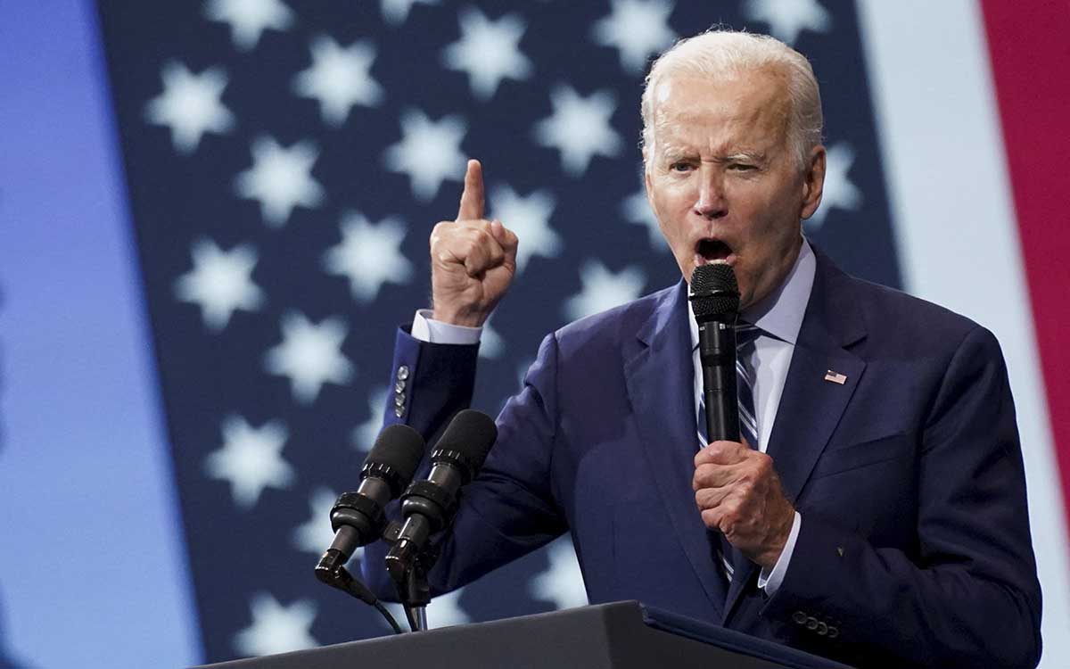 Biden amenaza a petroleras con más impuestos si no bajan precio de gasolinas