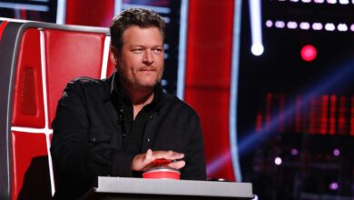 Blake Shelton amenaza a los entrenadores de voz en una nueva promoción satírica