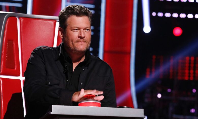 Blake Shelton amenaza a los entrenadores de voz en una nueva promoción satírica