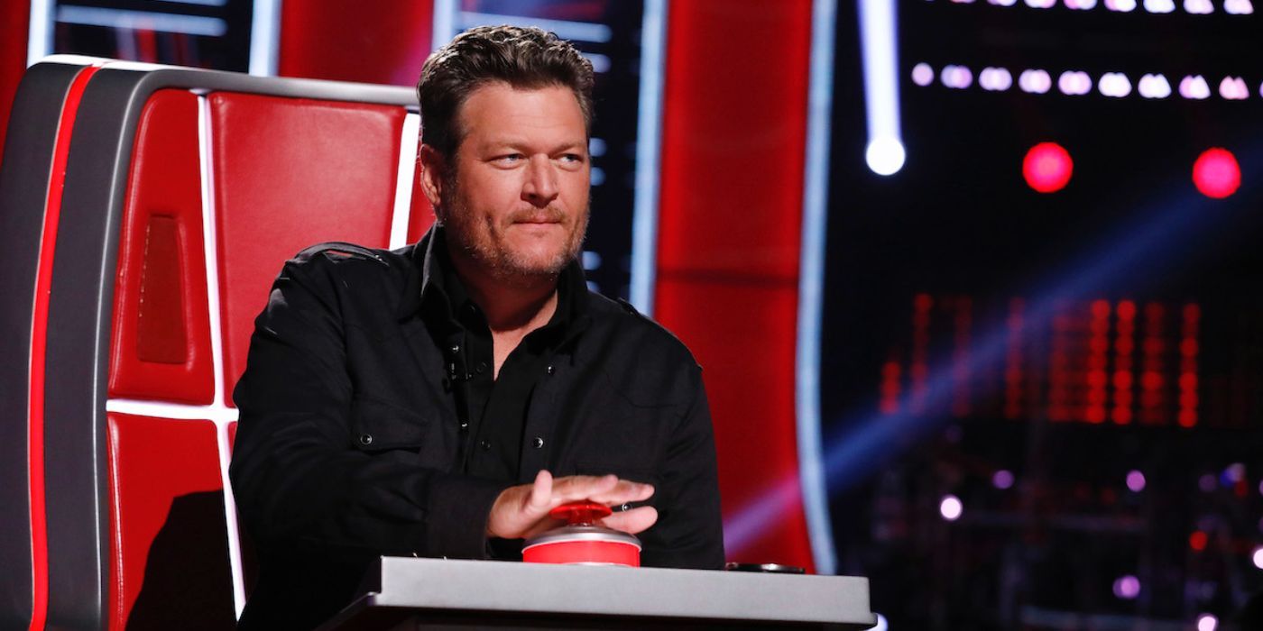 Blake Shelton amenaza a los entrenadores de voz en una nueva promoción satírica