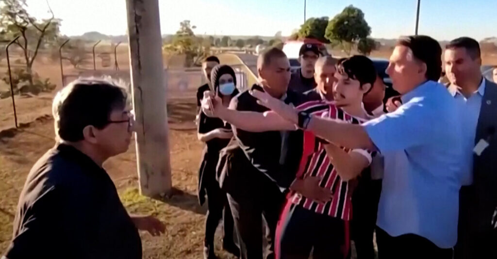 Bolsonaro agarra el teléfono de un hombre y obtiene un nuevo apodo (insultante)
