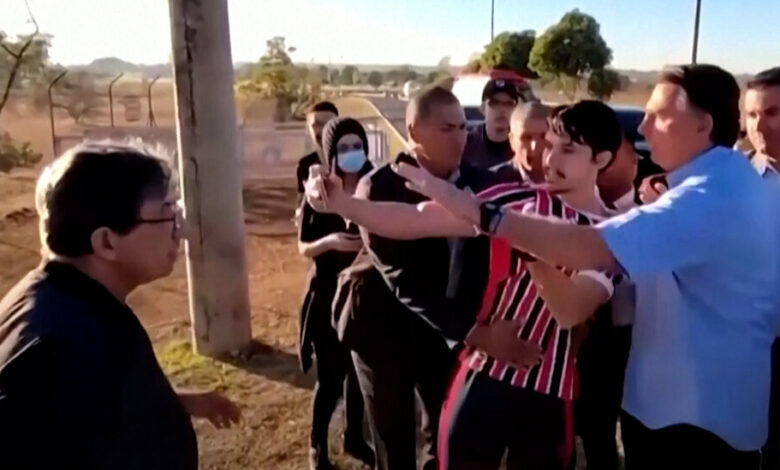 Bolsonaro agarra el teléfono de un hombre y obtiene un nuevo apodo (insultante)