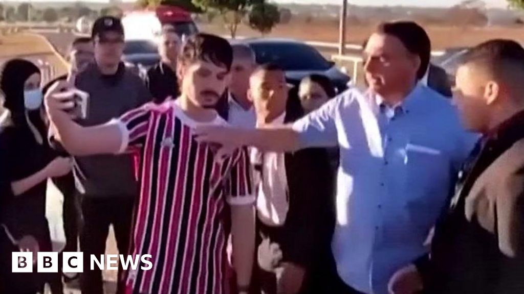 Bolsonaro: el presidente de Brasil intenta robar el teléfono de un intruso