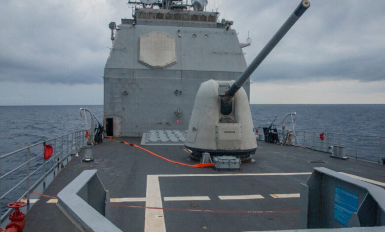 Buques de guerra estadounidenses navegan por el estrecho de Taiwán, desafiando la presión china
